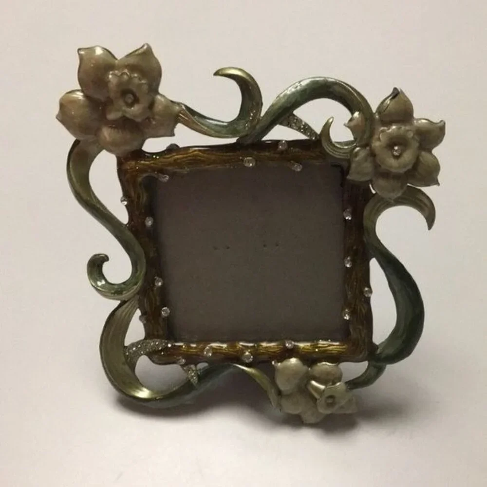 Vintage-Inspired Floral Resin Picture Frame With Rhinestone Accents